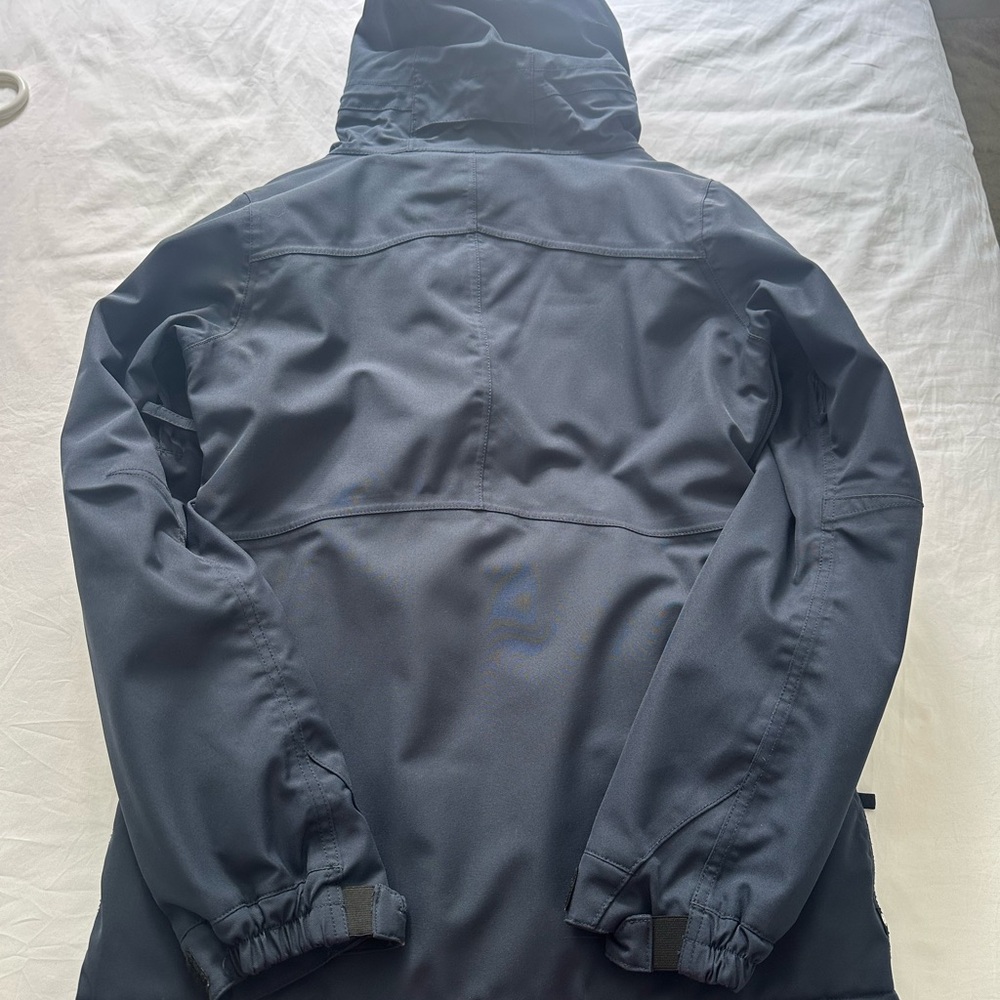 Women’s 686 snowboard jacket - navy, like new - Picture 4 of 4